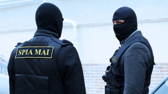 FLASH // Percheziții la Sângerei. În vizorul SPIA a ajuns o familie de oameni ai legii, care ar fi „corupți până în măduva oaselor"